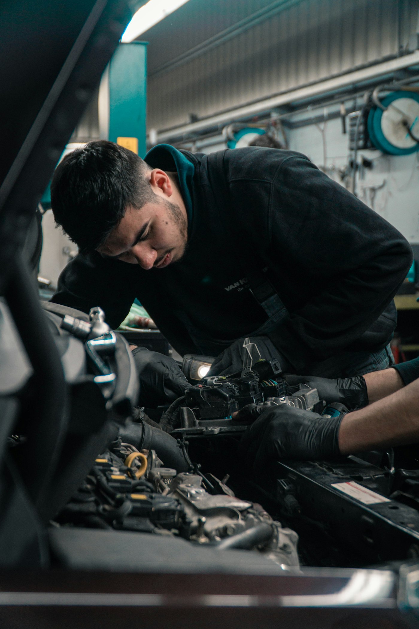 Mecánico trabajando en motor de vehículo en taller